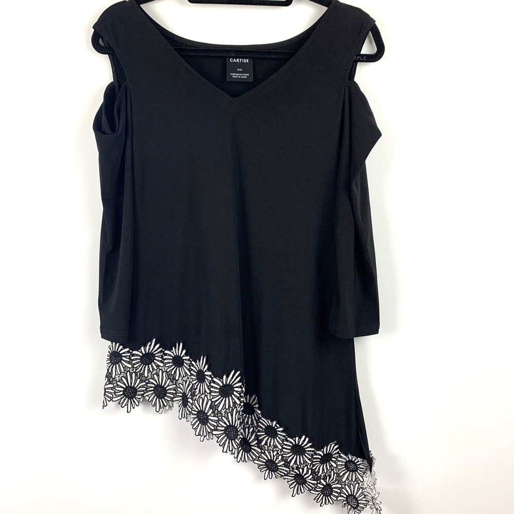 Cartise Woman's Top Black cold shoulder asymmetrical floral hem Size Medium